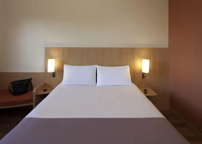 Ibis Jose Malhoa Hotel 2*