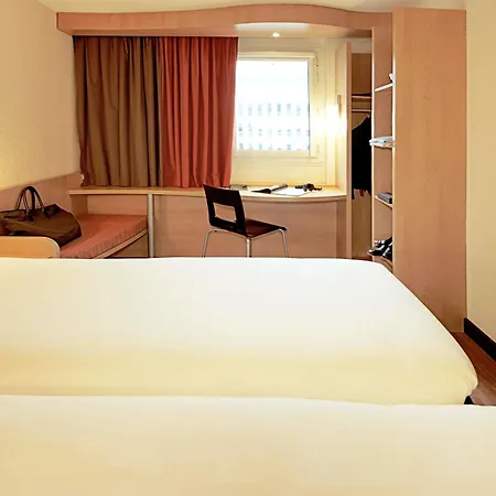 Ibis Jose Malhoa Hotel 2*