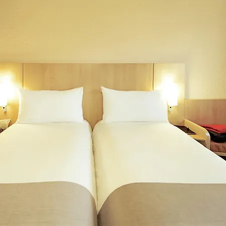 Ibis Jose Malhoa Hotel 2*